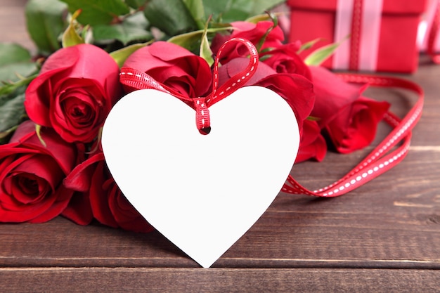 Valentine dar tag i czerwone róże na desce
