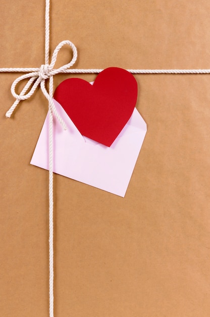 Valentine karty na opakowaniu brązowego papieru lub prezent związany sznurkiem.