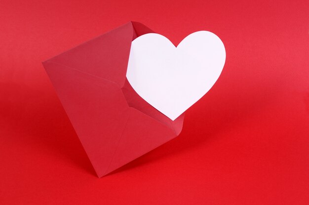 Valentine karty z czerwonym kopercie