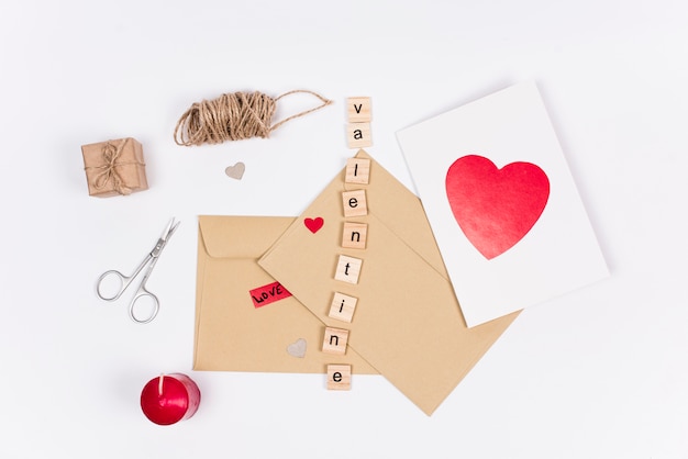 Bezpłatne zdjęcie valentine napis z kopertami i kartkę z życzeniami