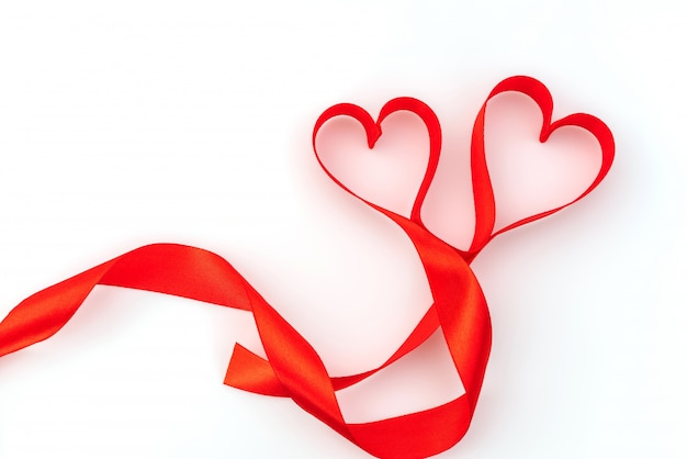 Valentine serca. Czerwona wstążka jedwabiu. Symbol miłości.