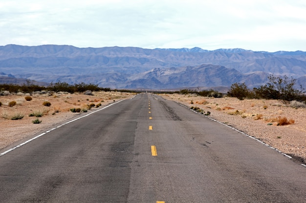 Valley of Fire Nevada Highway przed wejściem do doliny parku.