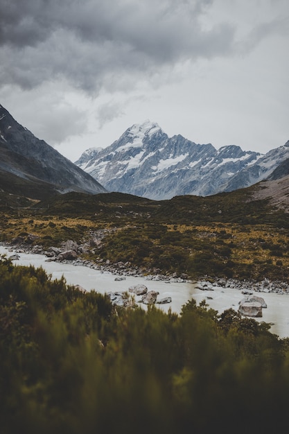 Bezpłatne zdjęcie valley track z widokiem na mount cook w nowej zelandii