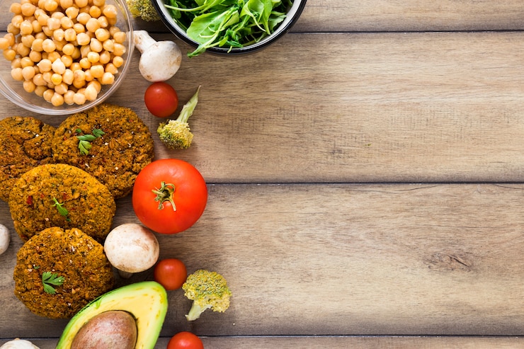 Bezpłatny plik Zdjęcie veggie posiłek na drewnianym stole z kopii przestrzenią