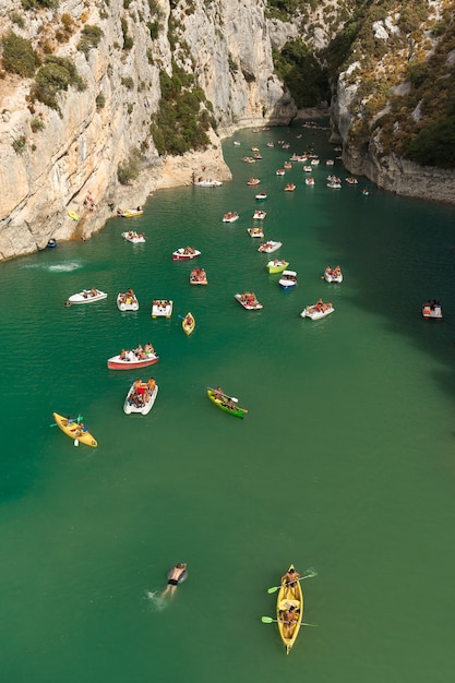 Verdon Natural Regional Park z łodziami na wodzie w promieniach słońca we Francji