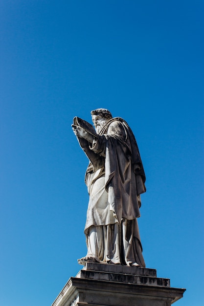 Vertical strzał antyczna historyczna statua dotyka jasnego niebieskie niebo