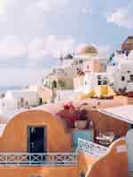 Bezpłatne zdjęcie vertical strzał piękni budynki w santorini wyspie w morzu egejskim, cyclades, grecja
