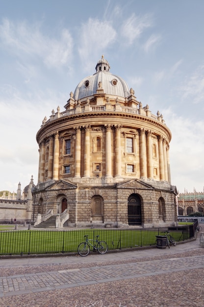 Vertical strzał Radcliffe kamera przy Oxford, Anglia