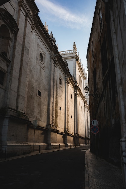 Vertical strzał wąska ulica z budynkami przy nim w Lisbon, Portugalia