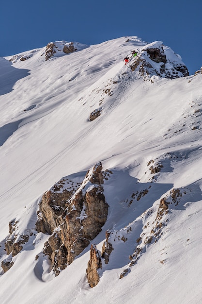 Vertical strzelał górzysta sceneria zakrywająca w pięknym białym śniegu w Sainte Foy, Francuscy Alps