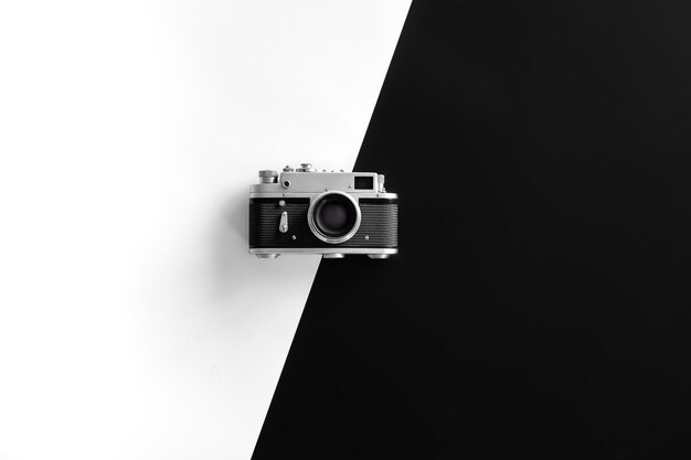 Vintage retro aparat na czarno-białym tle płaskiego lay