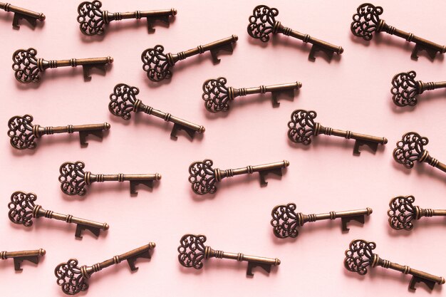Vintage wzór kluczy na różowym tle