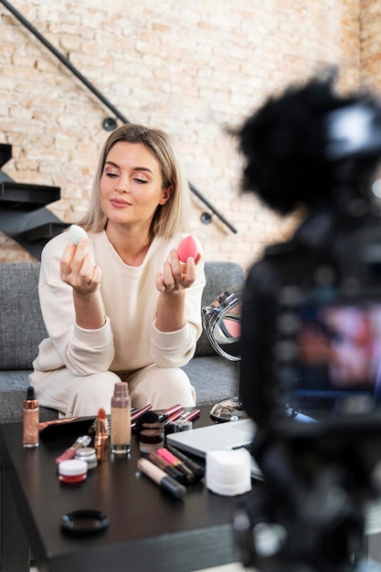 Bezpłatne zdjęcie vlogger kosmetyczny robi film