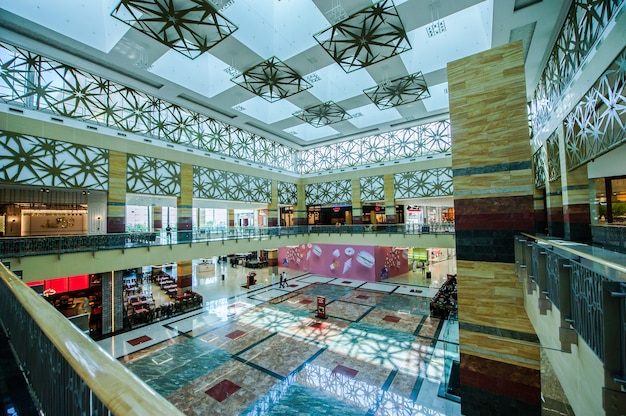 W centrum handlowym city center mirdif w dubaju znajduje się ponad 400 sklepów, lokali gastronomicznych i rozrywkowych. centrum handlowe zostało otwarte w 2010 roku i jest prowadzone przez majid al futtaim properties.