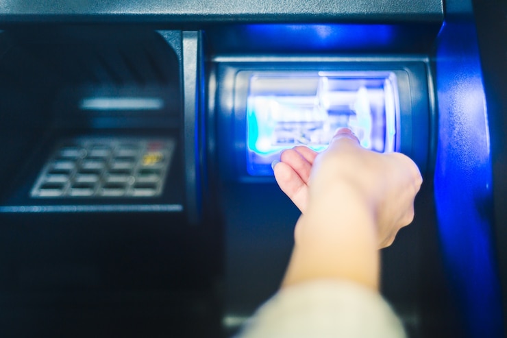 Bezpłatny plik Zdjęcie w operacji banku bankomatu wprowadź hasło