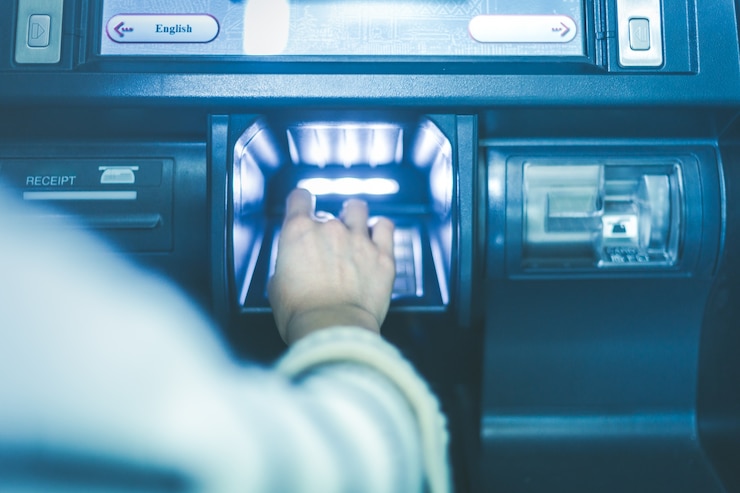 Bezpłatny plik Zdjęcie w operacji banku bankomatu wprowadź hasło