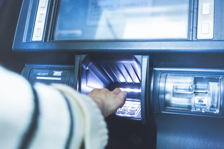 Bezpłatny plik Zdjęcie w operacji banku bankomatu wprowadź hasło