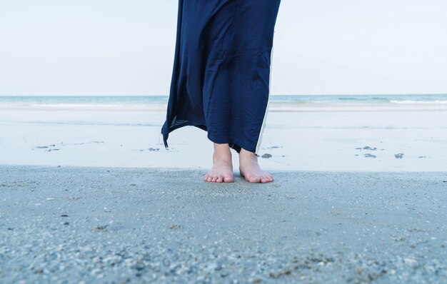 Wakacje. Kobieta stóp zbliżenie dziewczyna relaks na plaży