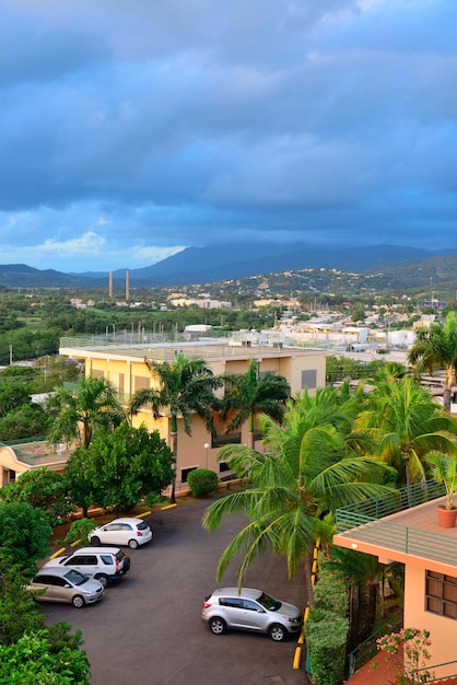 Wakacyjny kurort nad górą z pięknym kolorem rano w San Juan, Puerto Rico.