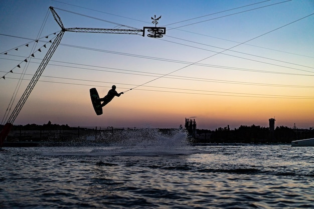 Bezpłatne zdjęcie wakeboard. wakeboarding skoki o zachodzie słońca