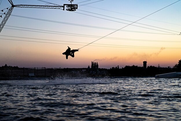 wakeboard. wakeboarding skoki o zachodzie słońca