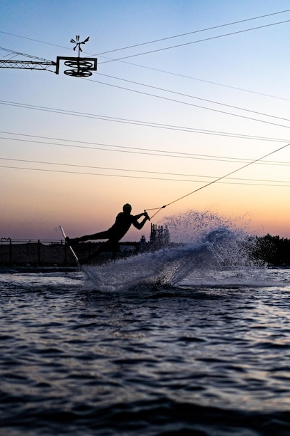 wakeboard. wakeboarding skoki o zachodzie słońca