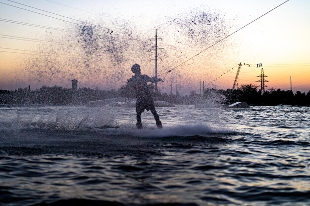 wakeboard. wakeboarding skoki o zachodzie słońca