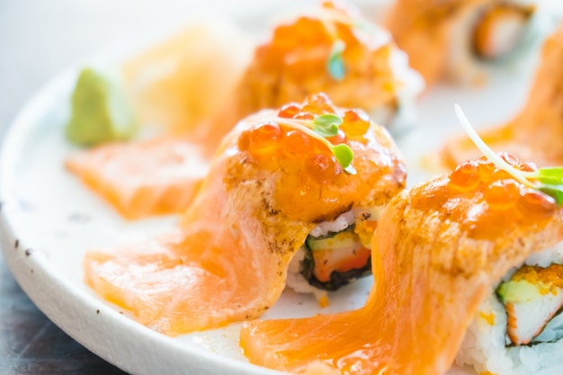 Walcowane sushi z łososia