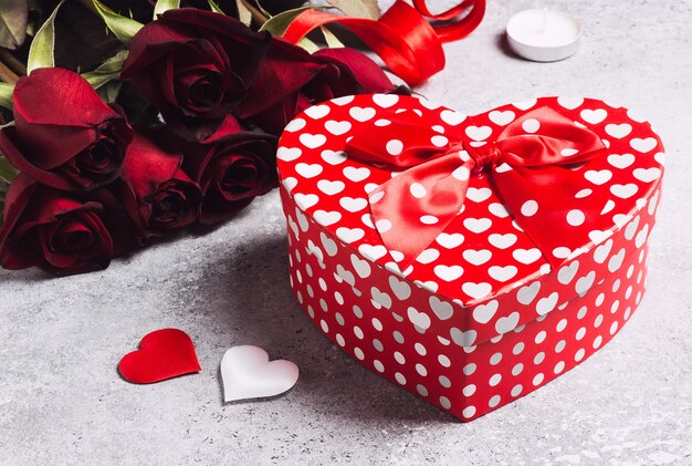 Walentynki dzień matki kobiet czerwony róża pudełko pudełko kształt serca niespodzianka