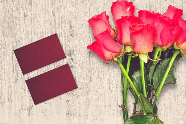 Walentynki kompozycja z kwiatów róży i kartki z życzeniami
