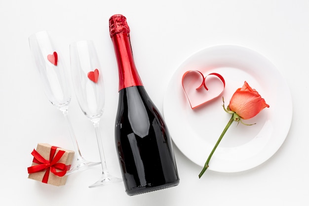 Walentynki kompozycja z szampanem i kieliszkami