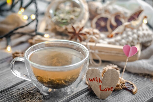 Walentynkowa martwa natura z herbatą i sercem