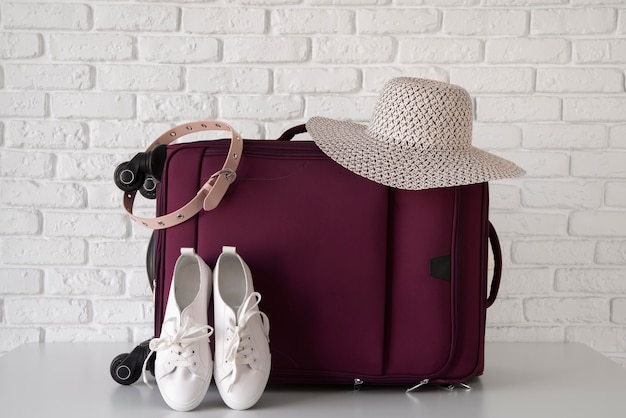 Bezpłatne zdjęcie walizka podróżna i pakowanie preparatów