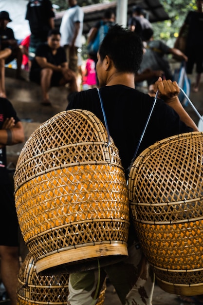 Walki kogutów. Indonezja, Bali. Mężczyźni stawiali na walki kogutów, emocje, koguty z metalowymi ostrogami, spektakl, ludzi. Bali, maj 2022