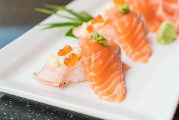 Bezpłatne zdjęcie wałki z łososiem sushi