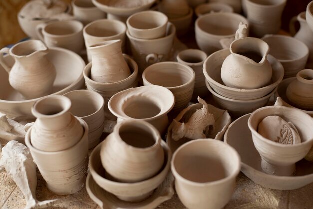 Warsztaty ceramiczne różne wazony w pomieszczeniach