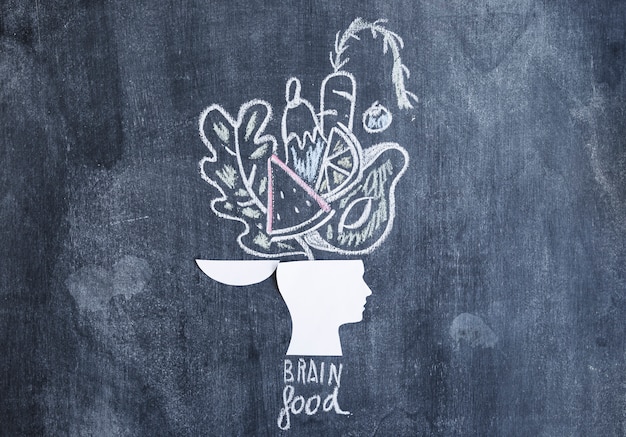 Warzywa narysowane nad otwartą głową na tablicy