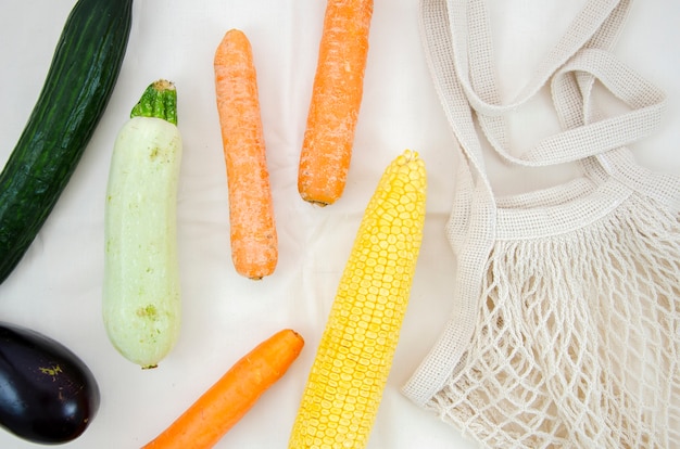 Bezpłatne zdjęcie warzywa płaskie z bawełnianą torbą z siatki