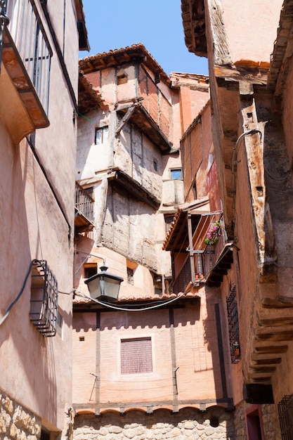 Bezpłatne zdjęcie wąska ulica albarracin