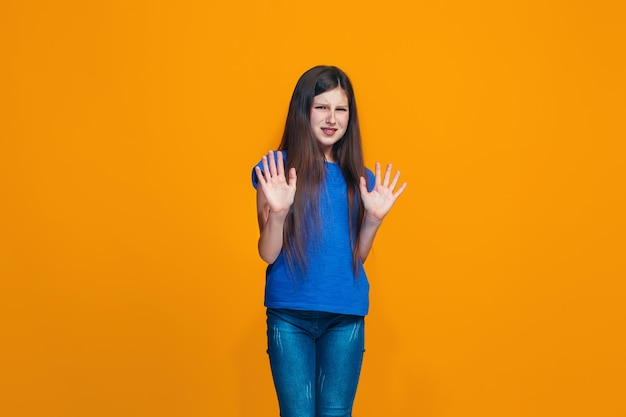 Wątpliwa Zadumana Dziewczyna Odrzuca Coś Przeciw Pomarańczowej ścianie