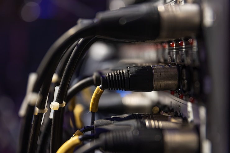 Bezpłatny plik Zdjęcie wąż audio i pudełko sceniczne z kablami xlr i gniazdami podczas koncertu na żywo.