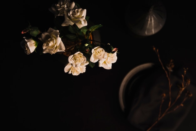 Bezpłatne zdjęcie wazon z różami w pobliżu gałązki