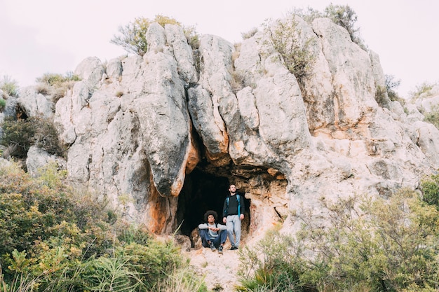 Bezpłatne zdjęcie wędrowcy przed jaskinią