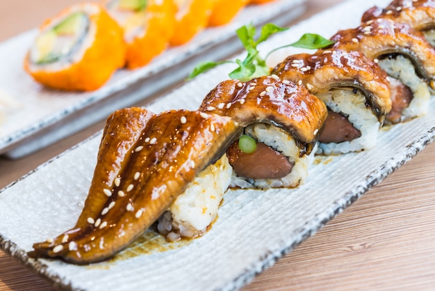 Bezpłatne zdjęcie węgorz sushi roll