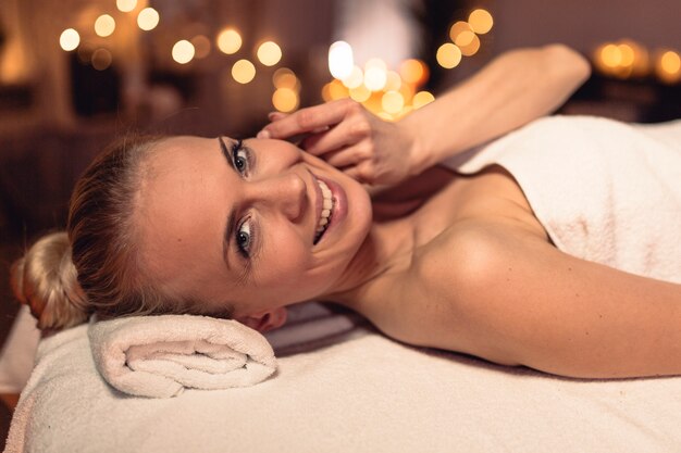 Wellness pojęcie z kobietą w masażu salonie
