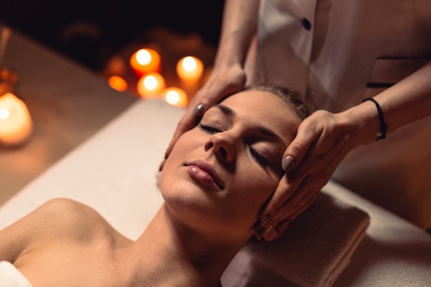 Wellness pojęcie z kobietą w masażu salonie