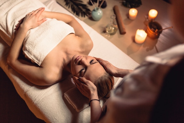 Wellness pojęcie z kobietą w masażu salonie