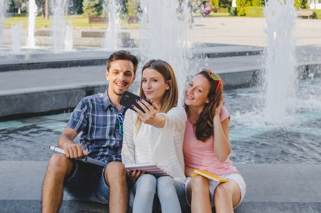 WesoÅ,ych studentów z ksiĘ ... Å¼ek biorĘ ... cych selfie