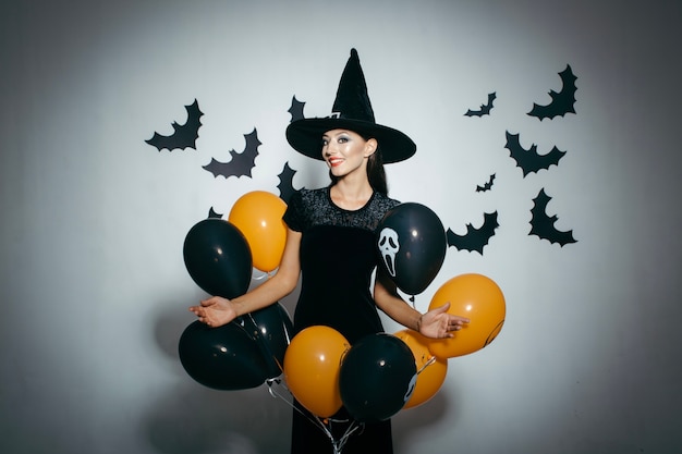 Wesoła kobieta na Halloween party