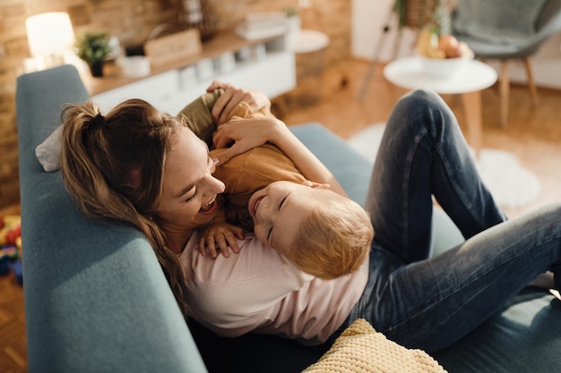 Bezpłatne zdjęcie wesoła mama i syn bawią się razem w domu